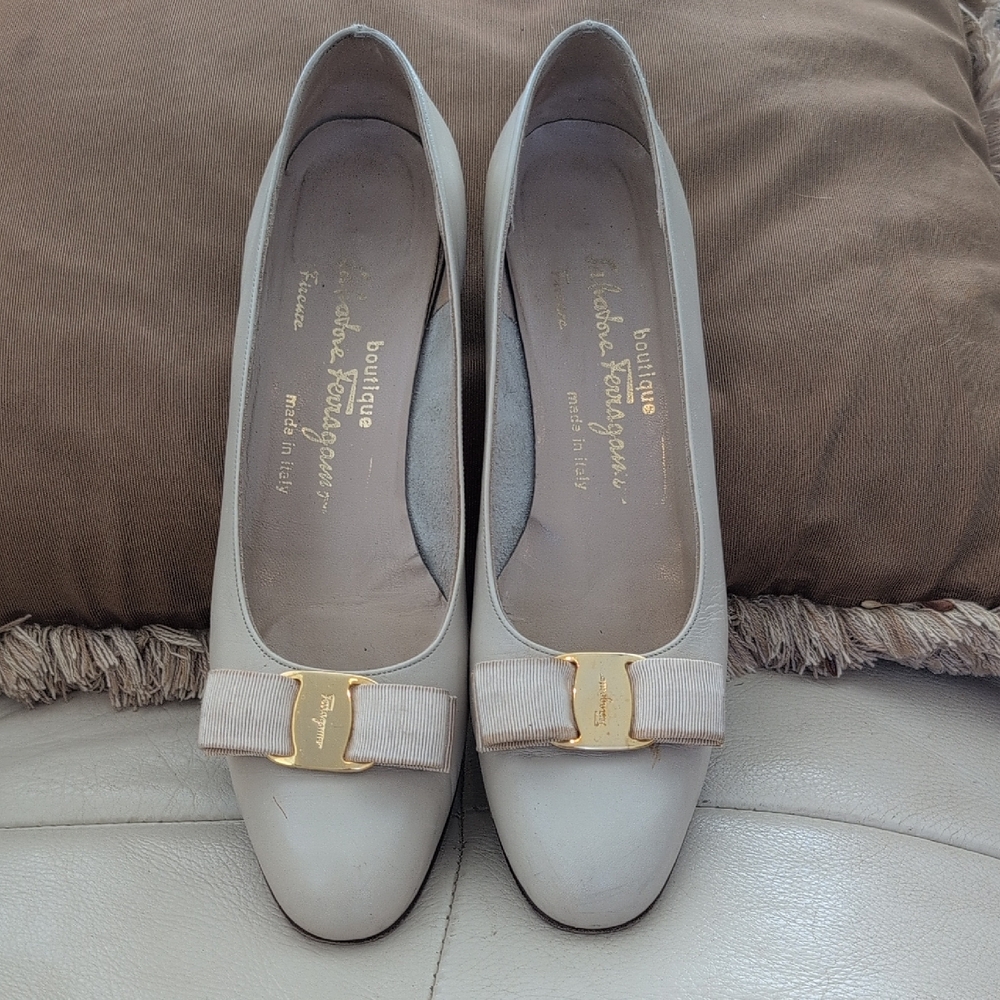 Salvatore Ferragamo Cream Leather Vara Bow Low Heeled Pumps with Gold Accent